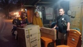 Humas PT Erianti Mandiri Sejahtera, Sarjan Pambahako (kanan) saat menyerahkan santunan kepada pemilik warga rumah yang ditabrak truk perusahaan. Foto: Istimewa