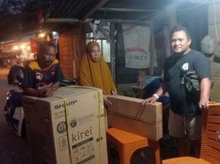 Humas PT Erianti Mandiri Sejahtera, Sarjan Pambahako (kanan) saat menyerahkan santunan kepada pemilik warga rumah yang ditabrak truk perusahaan. Foto: Istimewa