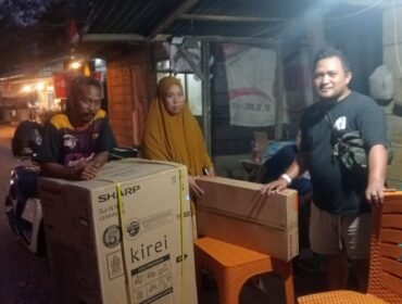 Humas PT Erianti Mandiri Sejahtera, Sarjan Pambahako (kanan) saat menyerahkan santunan kepada pemilik warga rumah yang ditabrak truk perusahaan. Foto: Istimewa