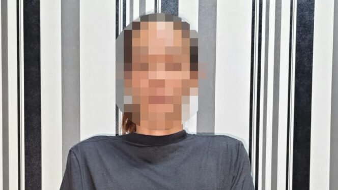 
 Pria inisial S (46) ditangkap polisi diduga jadi pengedar narkotika jenis sabu di Kolaka Utara. Foto: Istimewa