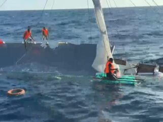 Tampak badan Kapal Layar Motor (KLM) Boine Mai Mole tenggelam di perairan Bomabana dan tiga orang korban ditemukan selamat. Foto: Istimewa