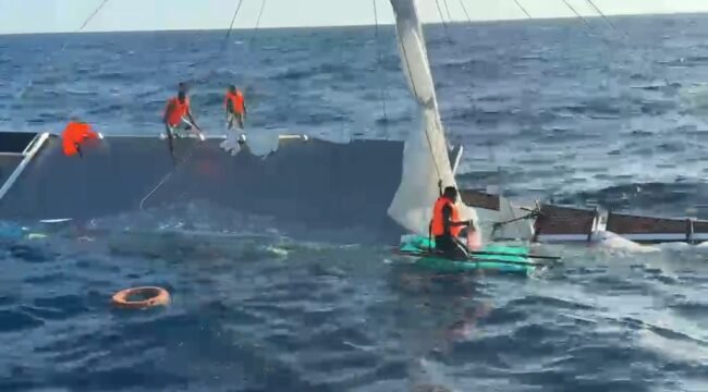 Tampak badan Kapal Layar Motor (KLM) Boine Mai Mole tenggelam di perairan Bomabana dan tiga orang korban ditemukan selamat. Foto: Istimewa