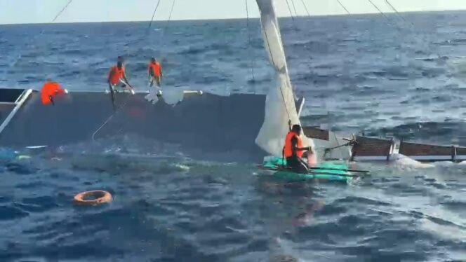 
 Tampak badan Kapal Layar Motor (KLM) Boine Mai Mole tenggelam di perairan Bomabana dan tiga orang korban ditemukan selamat. Foto: Istimewa
