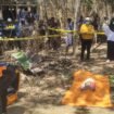 Personel kepolisian tengah mengamankan lokasi penemuan mayat seorang karyawati rumah makan di area perkebunan warga. Foto: Istimewa