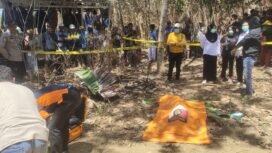 Personel kepolisian tengah mengamankan lokasi penemuan mayat seorang karyawati rumah makan di area perkebunan warga. Foto: Istimewa