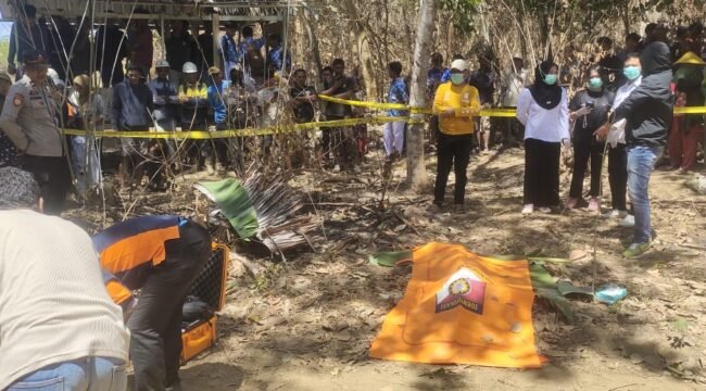 Personel kepolisian tengah mengamankan lokasi penemuan mayat seorang karyawati rumah makan di area perkebunan warga. Foto: Istimewa