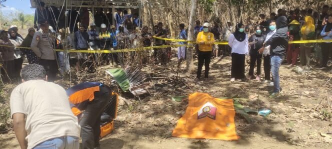 
 Personel kepolisian tengah mengamankan lokasi penemuan mayat seorang karyawati rumah makan di area perkebunan warga. Foto: Istimewa