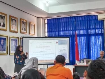 Akademi Hukum Universitas Muhammadiyah Kendari, Dr. Multi Sri Asnani saat memaparkan materi dalam kegiatan FGD di Kantor DPD RI perwakilan Sulawesi Tenggara. Foto: Penafaktual.com