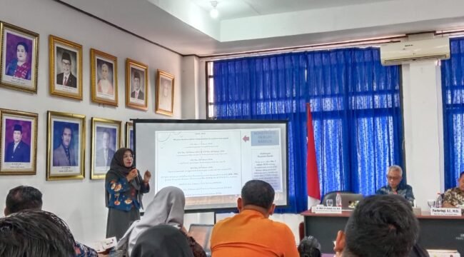 Akademi Hukum Universitas Muhammadiyah Kendari, Dr. Multi Sri Asnani saat memaparkan materi dalam kegiatan FGD di Kantor DPD RI perwakilan Sulawesi Tenggara. Foto: Penafaktual.com
