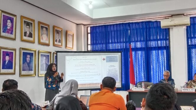 
 Akademi Hukum Universitas Muhammadiyah Kendari, Dr. Multi Sri Asnani saat memaparkan materi dalam kegiatan FGD di Kantor DPD RI perwakilan Sulawesi Tenggara. Foto: Penafaktual.com