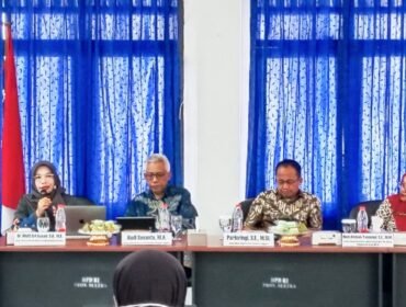 Akademisi Hukum UMKendari Dr Multi Sri Ansani (kiri), Kepala BPS Sultra, Hadi Susanto, dan Kepala Dinas Sosial Sultra Paringringi, dan Kepala Bidang Desiminasi Aspirasi Masyarakat dan Daerah Setjen DPR RI, Novi Alviansyah Yusammi. Foto: Penafaktual.com