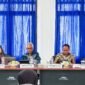 Akademisi Hukum UMKendari Dr Multi Sri Ansani (kiri), Kepala BPS Sultra, Hadi Susanto, dan Kepala Dinas Sosial Sultra Paringringi, dan Kepala Bidang Desiminasi Aspirasi Masyarakat dan Daerah Setjen DPR RI, Novi Alviansyah Yusammi. Foto: Penafaktual.com