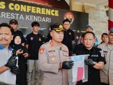 Kapolresta Kendari, Kombes Pol Safi'i Nafsikin (tengah) saat menunjukkan bukti transaksi pembelian obat  terkait kasus aborsi di Kendari. Foto: Panafaktual.com