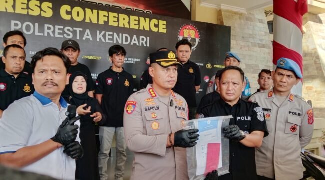 Kapolresta Kendari, Kombes Pol Safi'i Nafsikin (tengah) saat menunjukkan bukti transaksi pembelian obat  terkait kasus aborsi di Kendari. Foto: Panafaktual.com