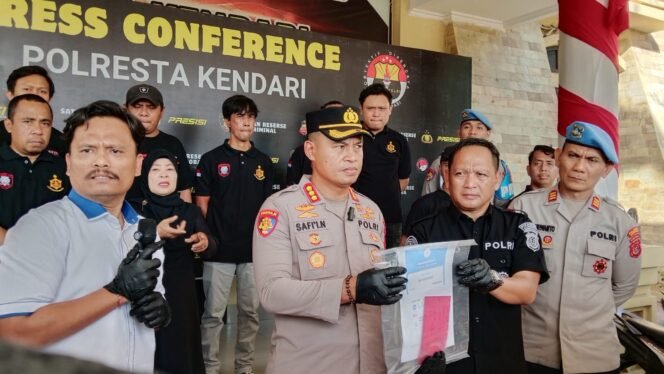 
 Kapolresta Kendari, Kombes Pol Safi'i Nafsikin (tengah) saat menunjukkan bukti transaksi pembelian obat  terkait kasus aborsi di Kendari. Foto: Panafaktual.com