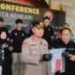 Kapolresta Kendari, Kombes Pol Safi'i Nafsikin (tengah) saat menunjukkan bukti transaksi pembelian obat  terkait kasus aborsi di Kendari. Foto: Panafaktual.com