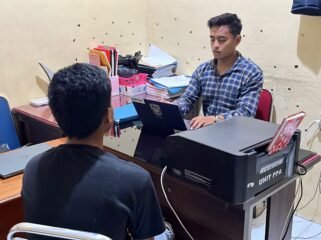 Seorang guru honorer inisial YH saat menjalani pemeriksaan oleh penyidik Sat Reskrim Polresta Kendari. Foto: Istimewa