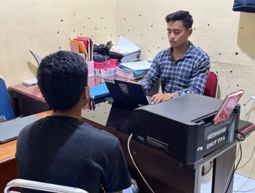 Seorang guru honorer inisial YH saat menjalani pemeriksaan oleh penyidik Sat Reskrim Polresta Kendari. Foto: Istimewa