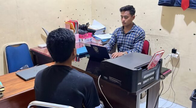 Seorang guru honorer inisial YH saat menjalani pemeriksaan oleh penyidik Sat Reskrim Polresta Kendari. Foto: Istimewa