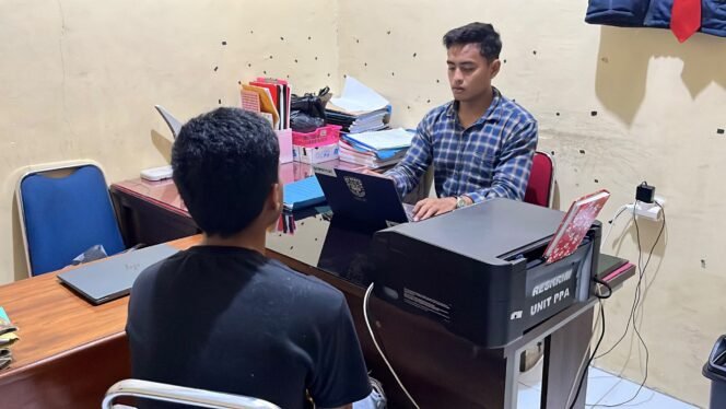 
 Seorang guru honorer inisial YH saat menjalani pemeriksaan oleh penyidik Sat Reskrim Polresta Kendari. Foto: Istimewa