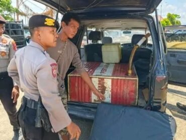 Satuan Samapta Polres Muna saat mengamankan sebuah mobil bertangki rakitan yang mengantre BBM di SPBU PT Silfianda Energy Muna, Kamis(17/9/2026). Foto: Istimewa