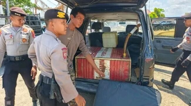 Satuan Samapta Polres Muna saat mengamankan sebuah mobil bertangki rakitan yang mengantre BBM di SPBU PT Silfianda Energy Muna, Kamis(17/9/2026). Foto: Istimewa