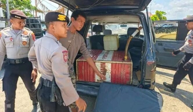 
 Satuan Samapta Polres Muna saat mengamankan sebuah mobil bertangki rakitan yang mengantre BBM di SPBU PT Silfianda Energy Muna, Kamis(17/9/2026). Foto: Istimewa