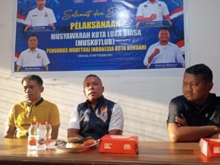 Ketua Komite Olahraga Nasional Indonesia (KONI) Kota Kendari, L. M. Rajab Jinik saat membuka kegiatan Muskotlub Muaythai Indonesia Kendari. Foto: Istimewa