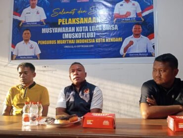 Ketua Komite Olahraga Nasional Indonesia (KONI) Kota Kendari, L. M. Rajab Jinik saat membuka kegiatan Muskotlub Muaythai Indonesia Kendari. Foto: Istimewa