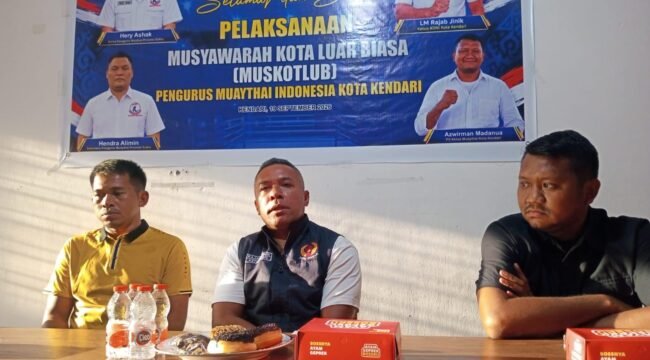 Ketua Komite Olahraga Nasional Indonesia (KONI) Kota Kendari, L. M. Rajab Jinik saat membuka kegiatan Muskotlub Muaythai Indonesia Kendari. Foto: Istimewa