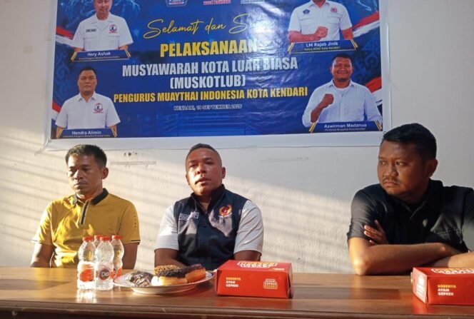 
 Ketua Komite Olahraga Nasional Indonesia (KONI) Kota Kendari, L. M. Rajab Jinik saat membuka kegiatan Muskotlub Muaythai Indonesia Kendari. Foto: Istimewa