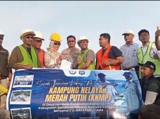 Anggota DPRD Sudiami, Kadis Perikanan, Kapolsek Kabaena Timur, Camat Kabaena Timur, Lurah Lambale, tim penyedia serta PPK dari kementerian perikanan RI dalam kunjungannya di Lokasi Pembangunan KNMP Kelurahan Lambale. Foto: Istimewa