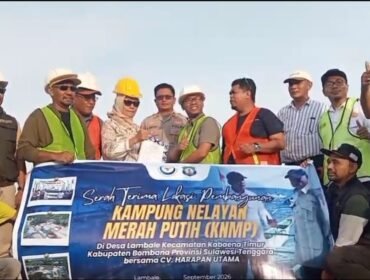Anggota DPRD Sudiami, Kadis Perikanan, Kapolsek Kabaena Timur, Camat Kabaena Timur, Lurah Lambale, tim penyedia serta PPK dari kementerian perikanan RI dalam kunjungannya di Lokasi Pembangunan KNMP Kelurahan Lambale. Foto: Istimewa