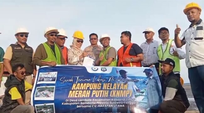 Anggota DPRD Sudiami, Kadis Perikanan, Kapolsek Kabaena Timur, Camat Kabaena Timur, Lurah Lambale, tim penyedia serta PPK dari kementerian perikanan RI dalam kunjungannya di Lokasi Pembangunan KNMP Kelurahan Lambale. Foto: Istimewa