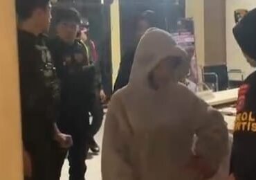 Remaja putri inisial IN (15) saat diantar ke Mapolresta Kendari oleh Tim Perintis Polda Sultra untuk melaporkan dugaan pemerkosaan yang dialaminya. Foto: Istimewa