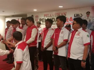 Ketua DPP Pemuda Lira, Sultoni menyerahkan bendera pataka sebagai simbol pelantikan DPW dan DPD Pemuda Lira. Foto: Istimewa