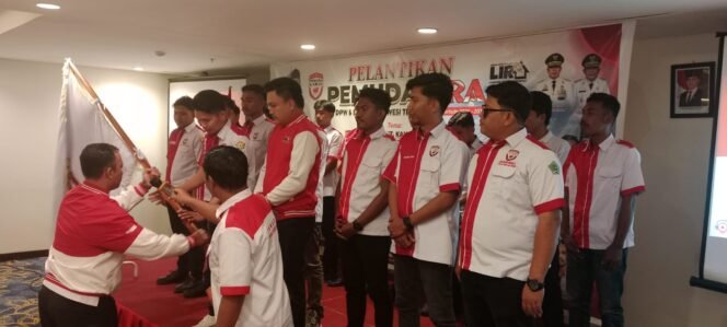 
 Ketua DPP Pemuda Lira, Sultoni menyerahkan bendera pataka sebagai simbol pelantikan DPW dan DPD Pemuda Lira. Foto: Istimewa