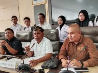 Ketua Komisi III DPRD Kota Kendari, La Ode Ashar (tengah) saat wawancara usai memimpin RDP terkait persoalan SLHS SPPG di wilayah Kota Kendari. Foto: Penafaktual.com