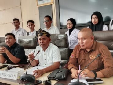 Ketua Komisi III DPRD Kota Kendari, La Ode Ashar (tengah) saat wawancara usai memimpin RDP terkait persoalan SLHS SPPG di wilayah Kota Kendari. Foto: Penafaktual.com