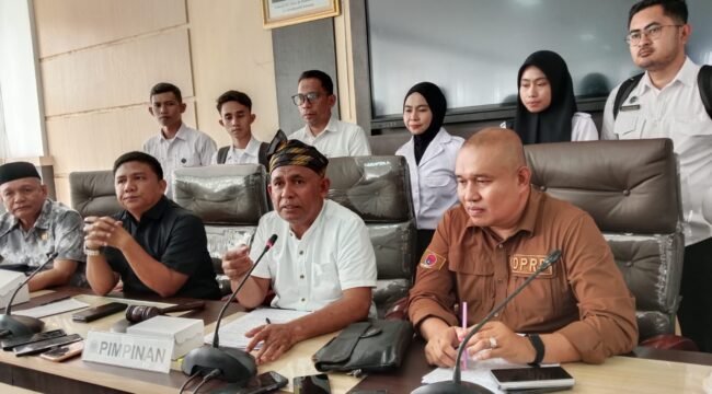 Ketua Komisi III DPRD Kota Kendari, La Ode Ashar (tengah) saat wawancara usai memimpin RDP terkait persoalan SLHS SPPG di wilayah Kota Kendari. Foto: Penafaktual.com