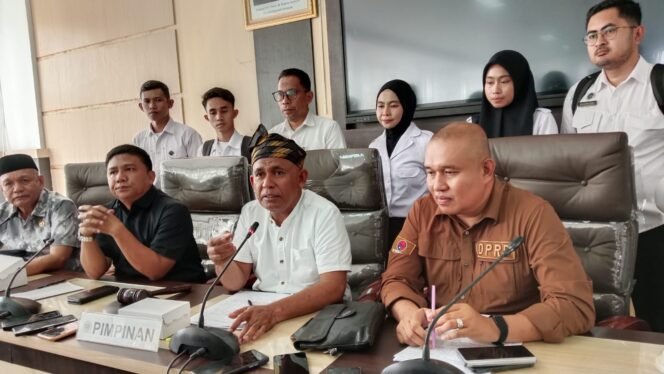 
 Ketua Komisi III DPRD Kota Kendari, La Ode Ashar (tengah) saat wawancara usai memimpin RDP terkait persoalan SLHS SPPG di wilayah Kota Kendari. Foto: Penafaktual.com