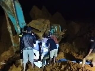 Sejumlah orang terlihat tengah mengevakuasi korban yang tertimbun longsor di area operasional tambang PT KDI di Konawe Utara. Foto: Istimewa