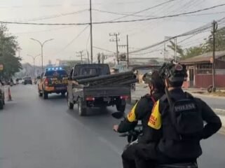 Tim Patroli Perintis Presisi Dit Samapta Polda Sultra saat membawa mobil pikap bermuatan besi diduga hasil curian ke Mapolresta Kendari. Foto: Istimewa