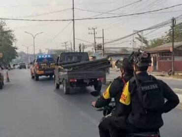 Tim Patroli Perintis Presisi Dit Samapta Polda Sultra saat membawa mobil pikap bermuatan besi diduga hasil curian ke Mapolresta Kendari. Foto: Istimewa