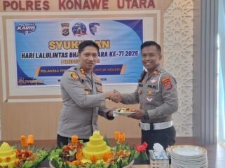Kapolres Konawe Utara, AKBP Rico Fernando (kiri) saat menyerahkan potongan tumpeng kepada Kasat Lantas Polres Konut dalam kegiatan syukuran memperingati Hari Lalu Lintas Bhayangkara ke-71 2026.Foto: Istimewa
