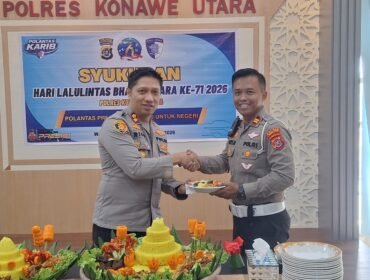 Kapolres Konawe Utara, AKBP Rico Fernando (kiri) saat menyerahkan potongan tumpeng kepada Kasat Lantas Polres Konut dalam kegiatan syukuran memperingati Hari Lalu Lintas Bhayangkara ke-71 2026.Foto: Istimewa