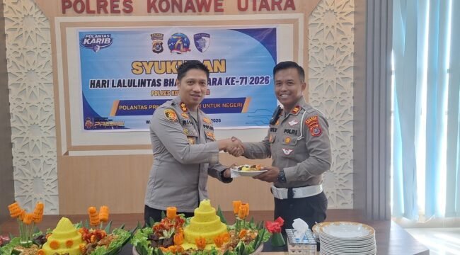 Kapolres Konawe Utara, AKBP Rico Fernando (kiri) saat menyerahkan potongan tumpeng kepada Kasat Lantas Polres Konut dalam kegiatan syukuran memperingati Hari Lalu Lintas Bhayangkara ke-71 2026.Foto: Istimewa