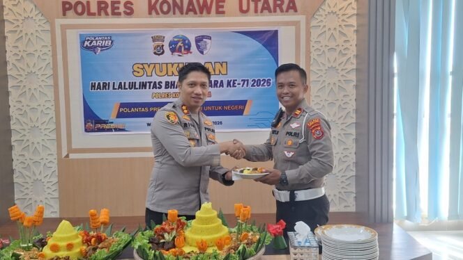 
 Kapolres Konawe Utara, AKBP Rico Fernando (kiri) saat menyerahkan potongan tumpeng kepada Kasat Lantas Polres Konut dalam kegiatan syukuran memperingati Hari Lalu Lintas Bhayangkara ke-71 2026.Foto: Istimewa