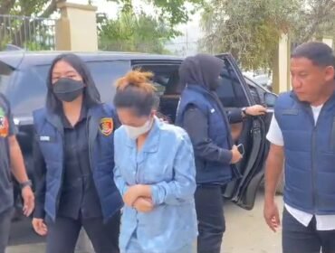 Seorang ibu rumah tangga inisial M alias L (31) ditangkap polisi diduga jadi pengedar sabu di Kolaka Timur. Foto: Istimewa