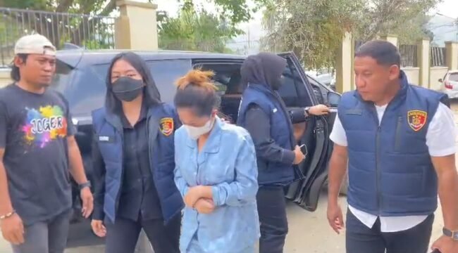 Seorang ibu rumah tangga inisial M alias L (31) ditangkap polisi diduga jadi pengedar sabu di Kolaka Timur. Foto: Istimewa